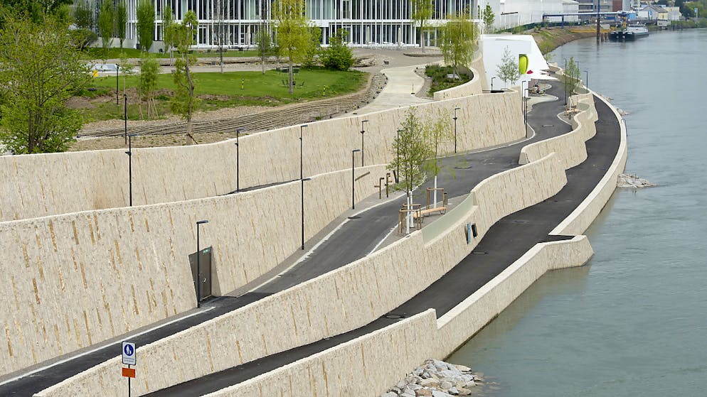 Bislang konnte man auf dem Rheinuferweg nur an den Wochenenden die Landesgrenze überqueren, weil er an einem Areal vorbeiführte, das wegen Altlasten saniert werden musste.