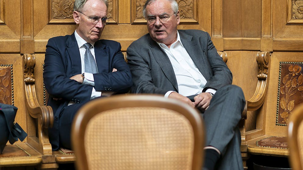 Gewerbeverbands-Direktor Hans-Ulrich Bigler (FDP, links) will im Gegensatz zum ebenfalls abgewählten Freiburger Jean-Francois Rime (SVP, rechts) seinen Posten an der Spitze des Gewerbeverbandes nicht abgeben. (Archivbild)