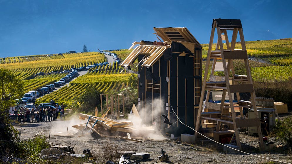Blick auf die Erdbebenversuchsanlage der Berner Fachhochschule in Chamoson VS. Das vierstöckige Holzgebäude hielt dem Zerstörungsversuch nahezu stand.