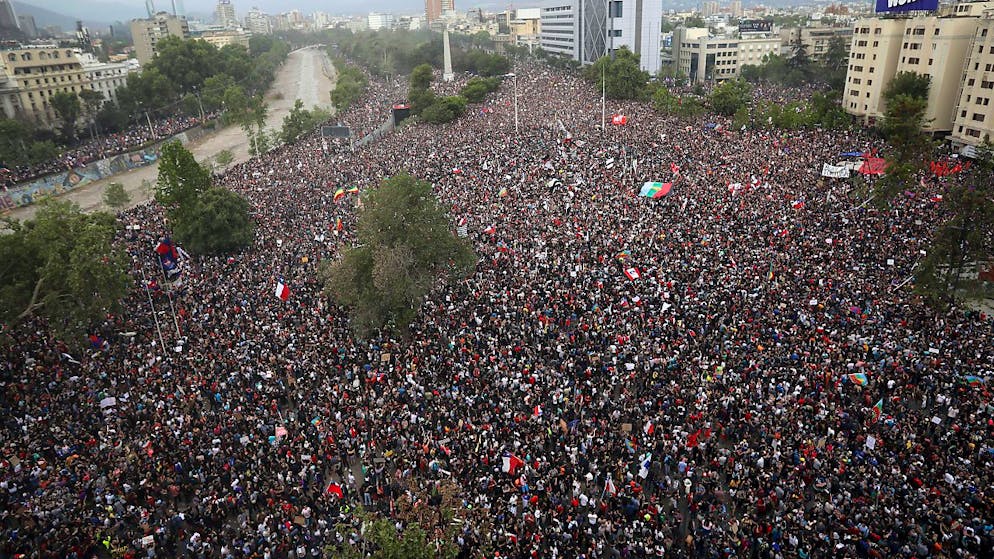 Uno autentico tsunami umano di un milione di persone si è abbattuto ieri pomeriggio sulle grandi Alamedas del centro di Santiago del Cile.