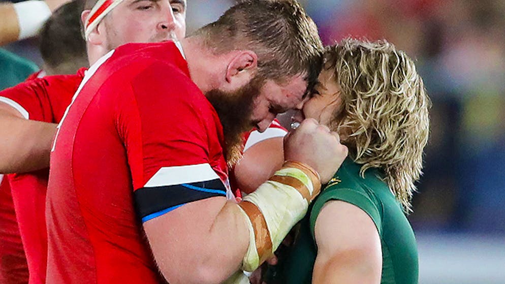 Ein Bild mit Symbolcharakter: Wales zeigt Muskeln, aber am Ende lächelt Südafrika.