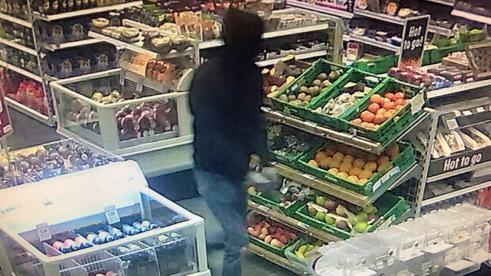 Die Luzerner Kantonspolizei sucht diesen Unbekannten, der den Coop Pronto Shop in Schenkon überfallen hat.