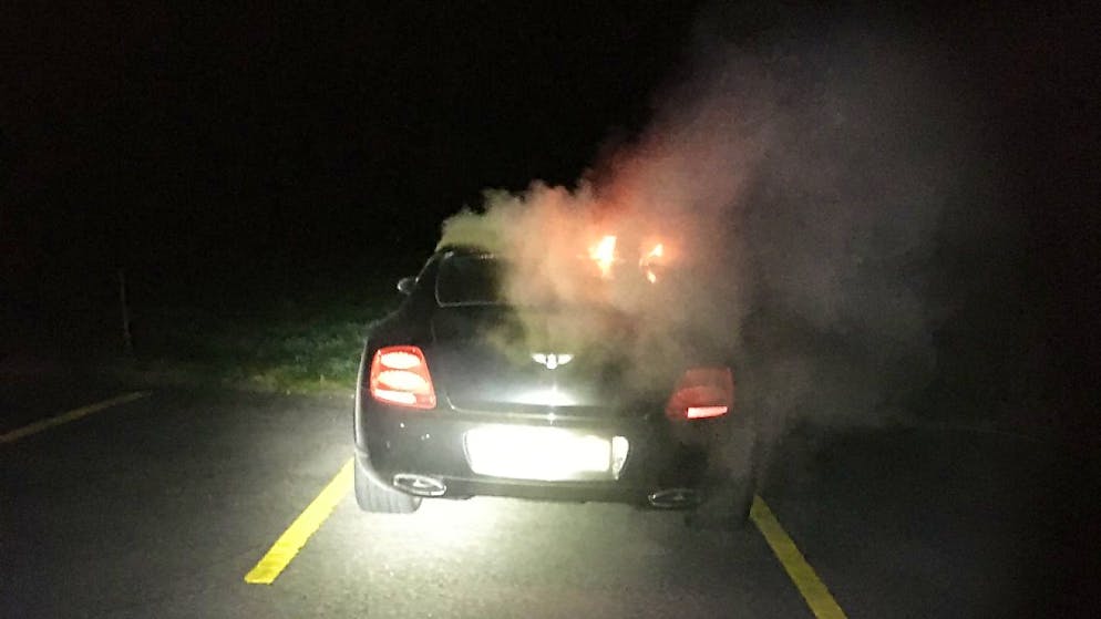 Am späten Samstagabend haben Unbekannte in Menziken AG ein Auto der Marke Bentley in Brand gesteckt.