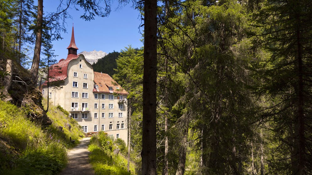 Achtung, hier spukts! Gruselige Orte in der Schweiz. Gäste im Bündner Kurhotel Val Sinestra berichten, man hätte ständig das Gefühl, dass da noch ...