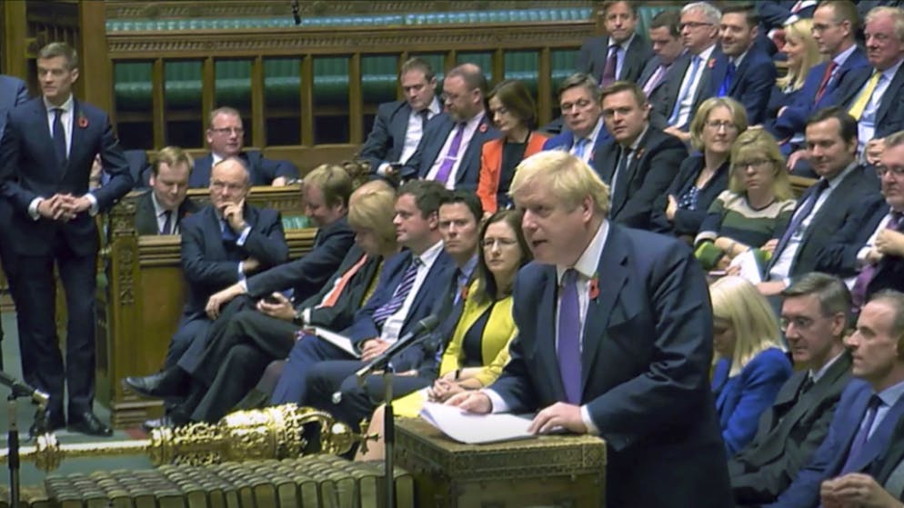 Scheitert mit seinen Neuwahl-Plänen: Der britische Premier Boris Johnson bei der Debatte im Unterhaus in London.