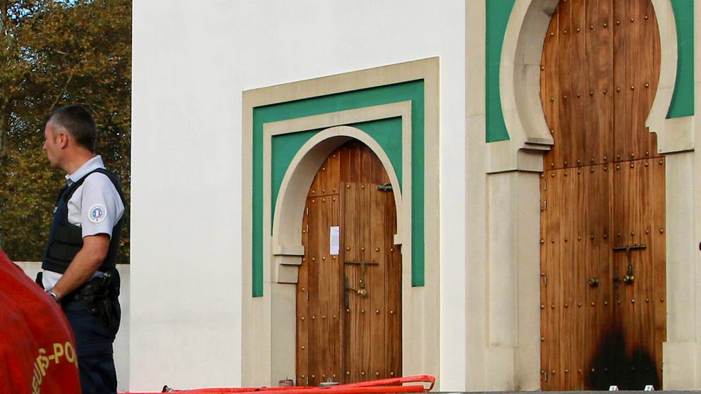 Die Türe zur Moschee in Bayonne nach der Tat. Ein 84-Jähriger wurde festgenommen.
