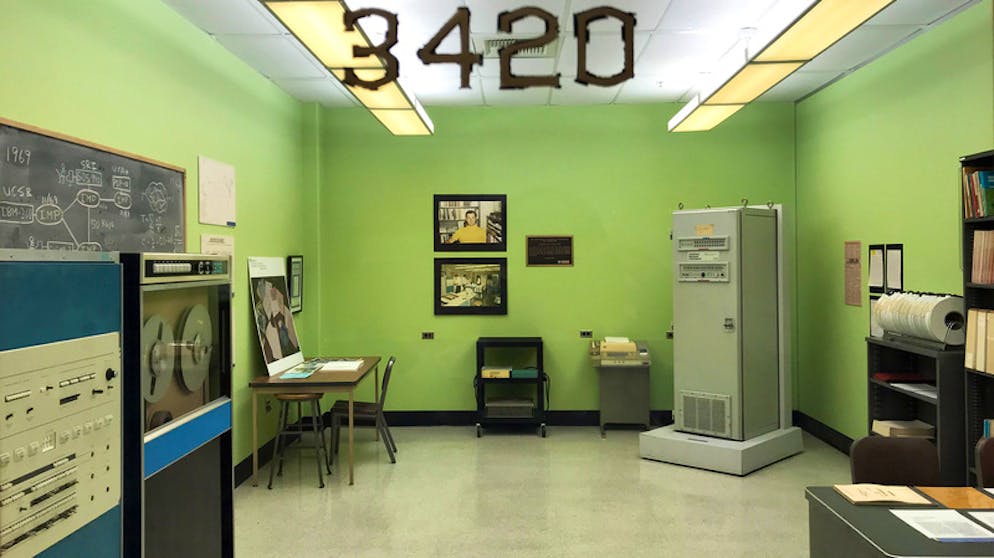 Die von der University of California in Los Angeles (UCLA) herausgegebene Aufnahme zeigt den Raum mit den Rechnern, mit denen die erste Internetverbindung gelang.