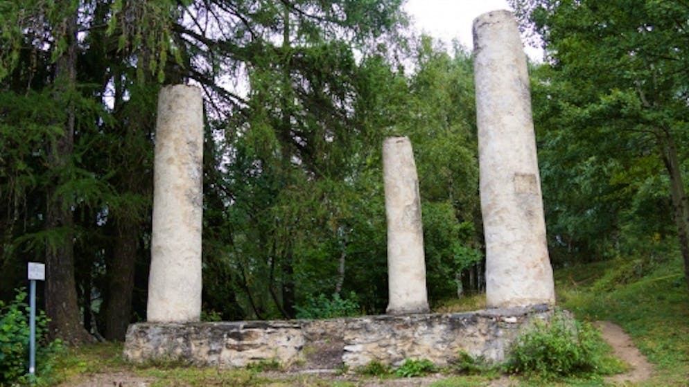 Achtung, hier spukts! Gruselige Orte in der Schweiz. Der einzige Galgen in der Schweiz mit drei erhaltenen Originalsäulen steht im Kanton Wallis, in der Nähe des Dorfes Ernen.