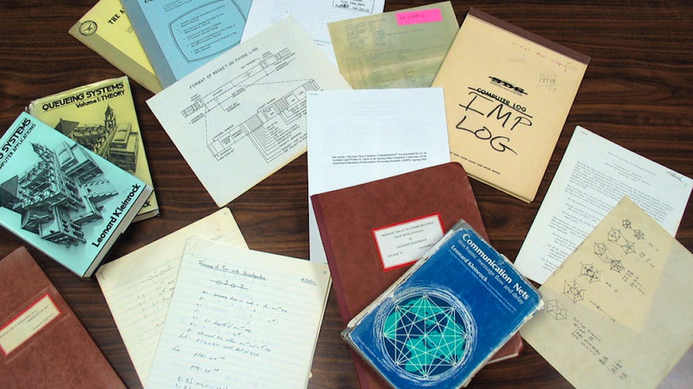 Papiere von Leonard Kleinrock, dem Vorgesetzten des Informatik-Studenten Charles S. Kline, dem die erste Internetverbindung gelang.