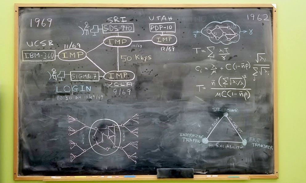 Faksimiles einiger der Gleichungen und Schaltpläne, die 1969 zum Arpanet, dem ersten Netz im Internet, führten. (Boelter Hall der kalifornischen Universität UCLA in Los Angeles)