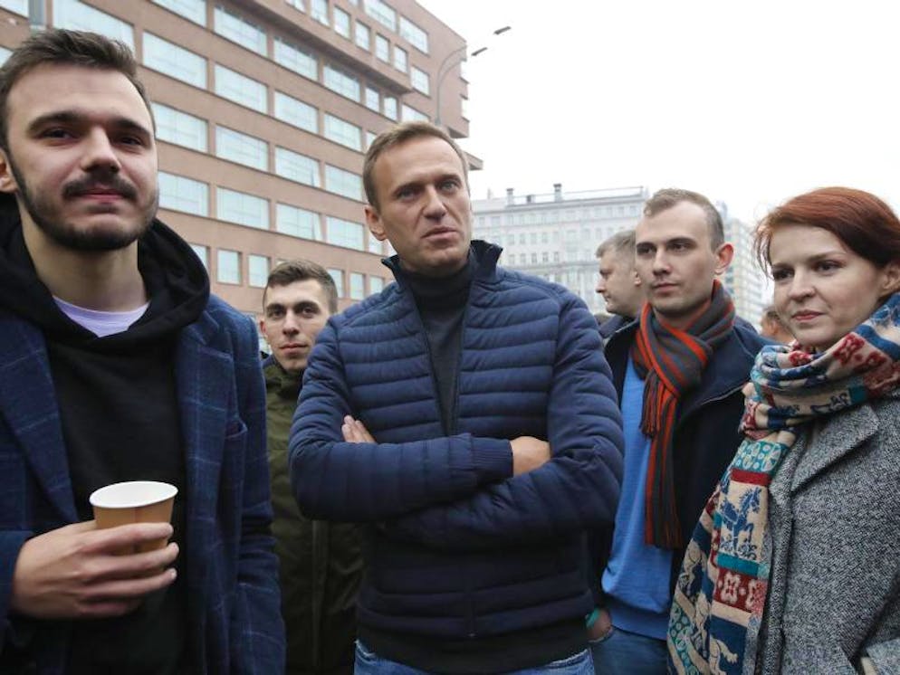 Kremlkritiker Alexej Nawalny (M) nimmt an der Kundgebung für die Freilassung politischer Gefangener teil. 