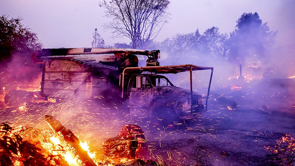 Waldbrände wüten weiterhin in Kalifornien. Waldbrände in Kalifornien zerstörten bereits zahlreiche Häuser und Fahrzeuge.