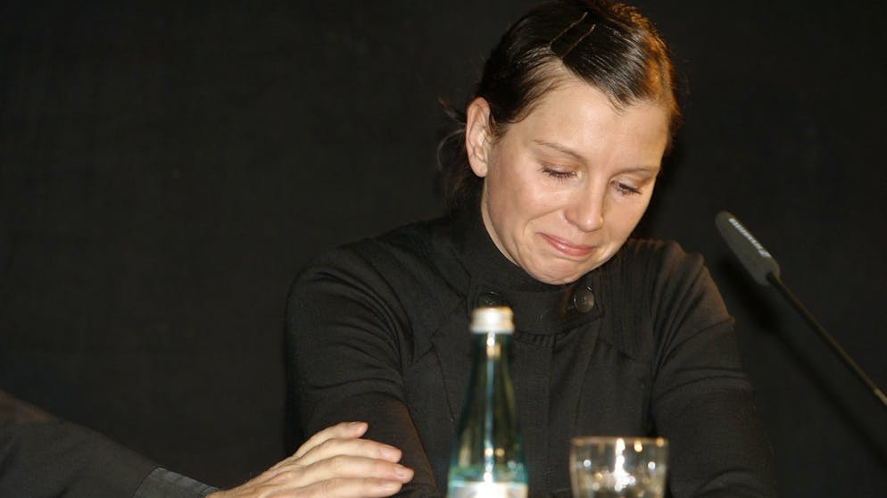 Teresa Enke an der Pressekonferenz nach dem Selbstmord ihres Mannes. 