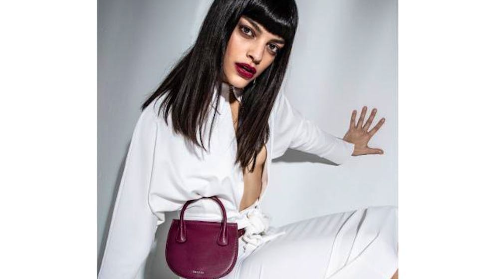 Frau trägt jetzt Minitaschen. In die Minitaschen passt gerade mal das, was man abends unbedingt zum Ausgehen braucht. Hier ein Beispiel von Inyati. 