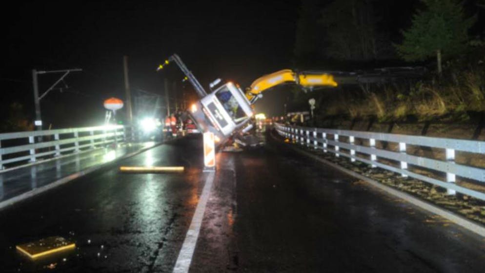 In Hospental ist ein Kranlastwagen gekippt.