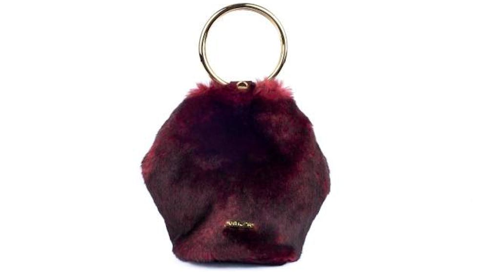 Frau trägt jetzt Minitaschen. Auch Kunstfell sieht man im Moment häufig an Handtaschen – so zum Beispiel auch bei dieser Microbag von Unisa.