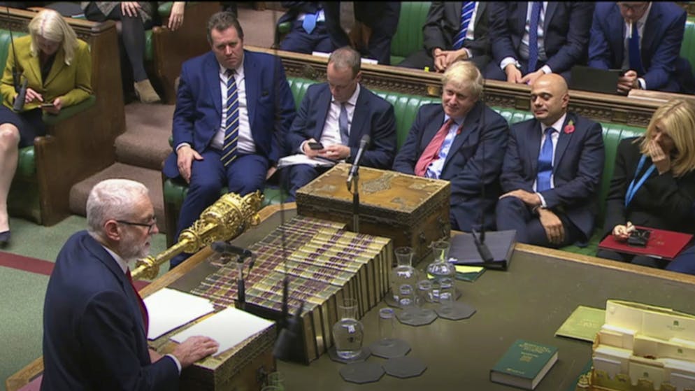 Zustimmung zu Johnsons Neuwahlgesetz: Labour-Chef Jeremy Corbyn richtet sich im Unterhaus in London an Regierungschef Boris Johnson.
