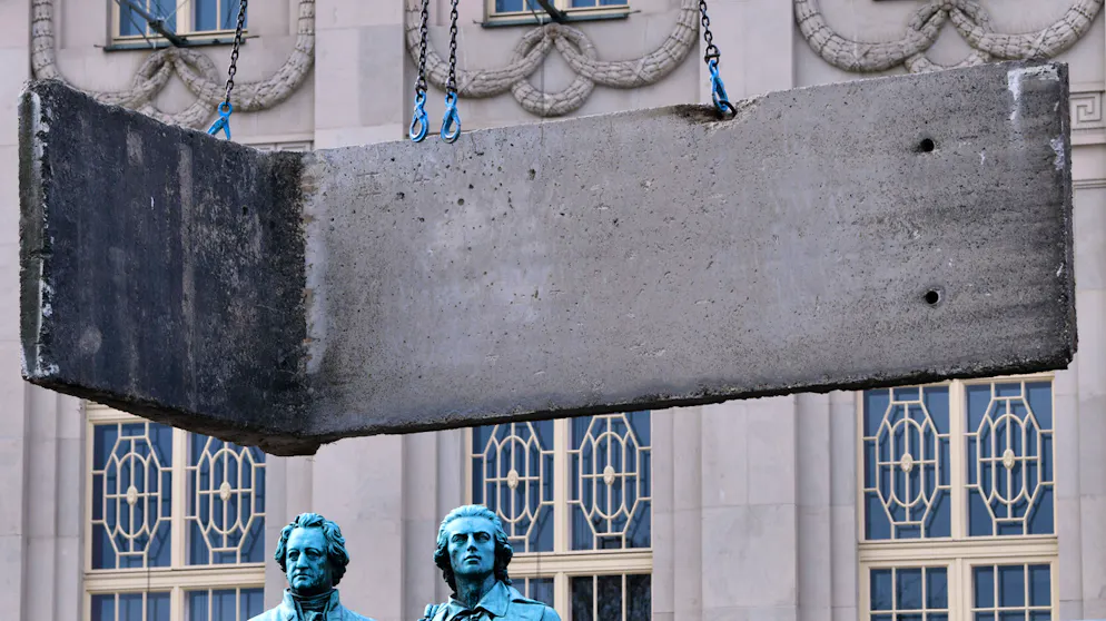 Thüringen, Weimar, wenige Wochen vor dem 30-jährigen Mauerfall-Jubiläum: Für die Mauerinstallation «Horizonte» werden vor dem Goethe-Schiller-Denkmal und dem Deutschen Nationaltheater Weimar Betonelemente aufgestellt. Bis zum 9. November steht eine 20 Meter lange Mauer.