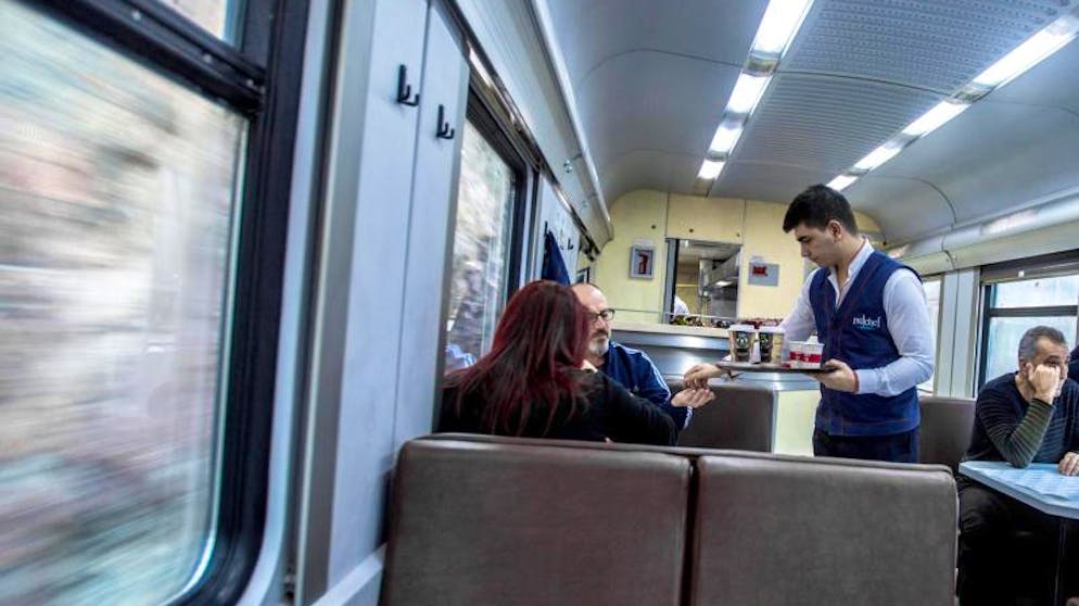 Im Zug von Ankara bis an die armenische Grenze. An Bord können sich Reisende im Speisewagen versorgen. Viele haben trotzdem ihre eigenen Speisen und Getränke dabei. Foto: