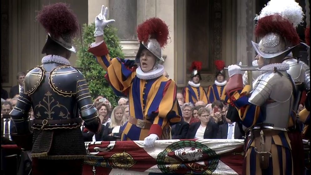 SRF bi de Lüt: Heimweh. Gisler bei seiner feierlichen Vereidigung.