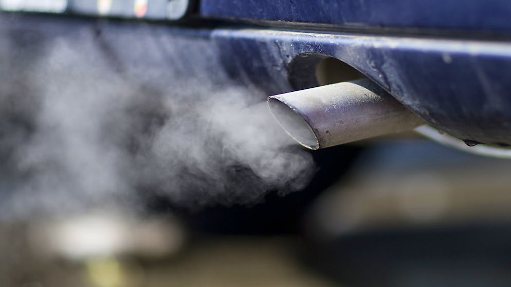 Es brauche eine einheitliche CO2-Abgabe für Treibstoff und Heizöl von 1,70 Franken pro Liter bis 2050, berechneten Forschende. Das Portemonnaie der Fahrerinnen und Fahrer soll dadurch letztlich aber nicht mehr belastet werden. (Symbolbild)