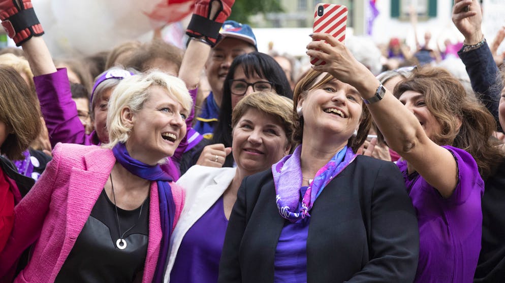 Die spannenden Kämpfe bei den eidgenössischen Wahlen. Wichtig für die Mobilisierung dürfte der Frauenstreik im Juni gewesen sein. Er schwappte von der Strasse bis ins Bundeshaus, wie das Bild der Nationalrätinnen Sibel Arslan (GP/BS), Marina Carobbio (SP/TI) und Isabelle Moret (FDP/VD) mit CVP-Bundesrätin Viola Amherd auf dem Bundesplatz zeigt.