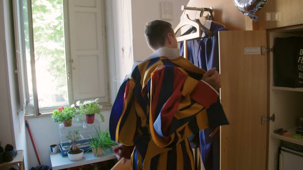 SRF bi de Lüt: Heimweh. Matthias Gisler hat nach mehr als zwei Jahren Dienst genug von der Schweizergarde und verstaut die Uniform im Schrank.