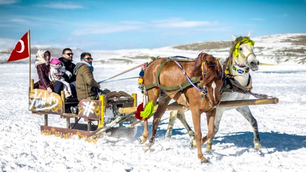 Im Zug von Ankara bis an die armenische Grenze. Der Cildir-See ist etwas mehr als eine Stunde Autofahrt von Kars entfernt. Bis Mitte März kann man sich über Schnee und Eis kutschieren lassen.