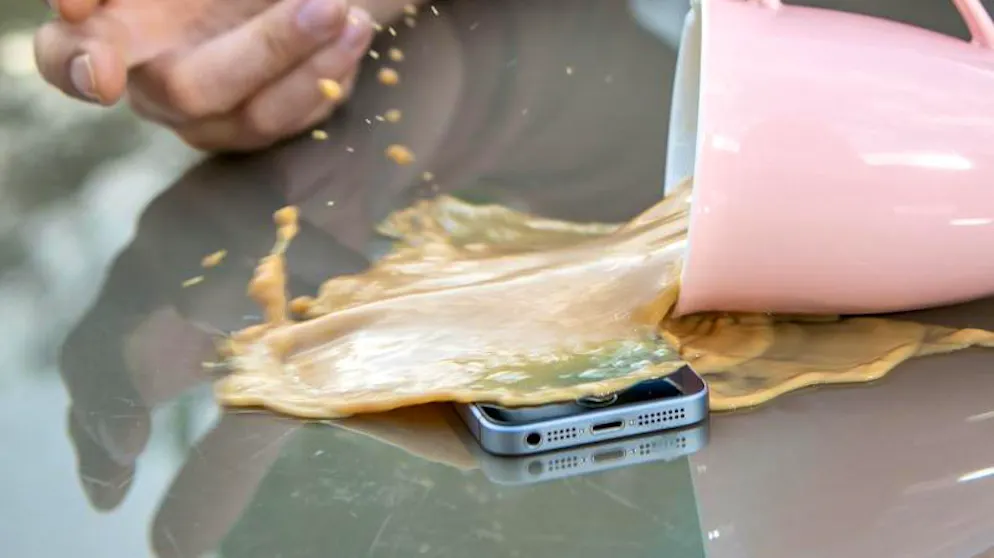Ein solches Missgeschick kann jedem passieren. Pech ist, wenn in dem Moment das Handy dort liegt.