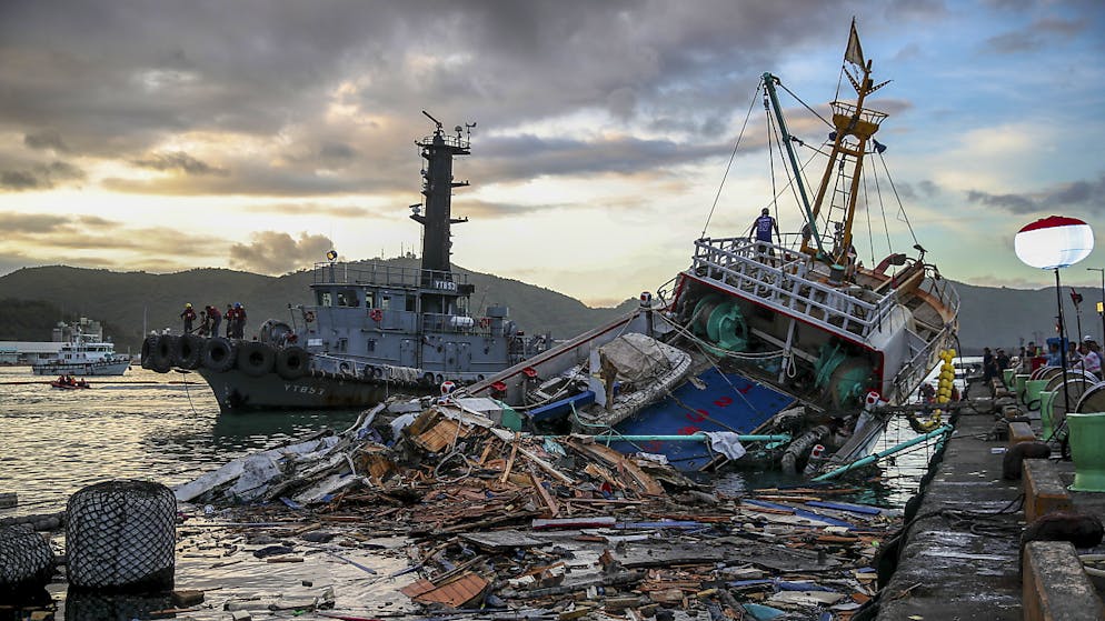 Die Brücke stürzte auf die unter ihr wartenden Fischerboote in Nanfangao.