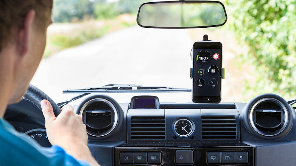 Mit App und Dongle: So lüften Sie digitale Auto-Geheimnisse. Digitale Erweiterung: Das Smartphone visualisiert vorher nicht anzeigbare Daten und ergänzt so die Bordinstrumente.