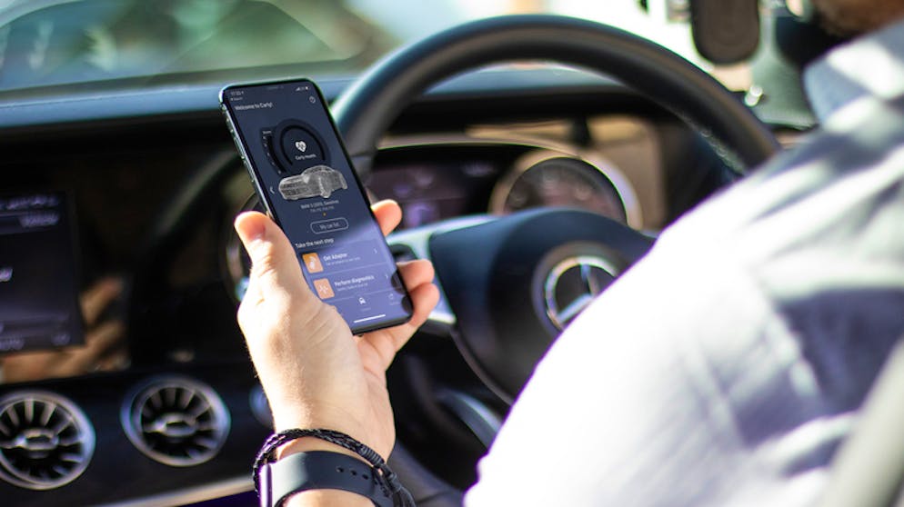 Mit App und Dongle: So lüften Sie digitale Auto-Geheimnisse. Privates Auslesegerät: Eine passende App fürs Smartphone empfängt die Daten aus dem Auto und zeigt sie an.