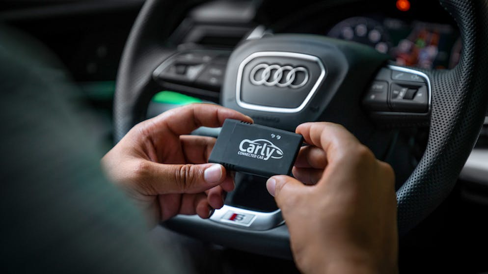 Mit App und Dongle: So lüften Sie digitale Auto-Geheimnisse. Kontaktaufnahme: Solche Datenstecker nutzen die Datenschnittstelle im Auto, um ausgewählte Infos auf ein Smartphone zu übertragen.