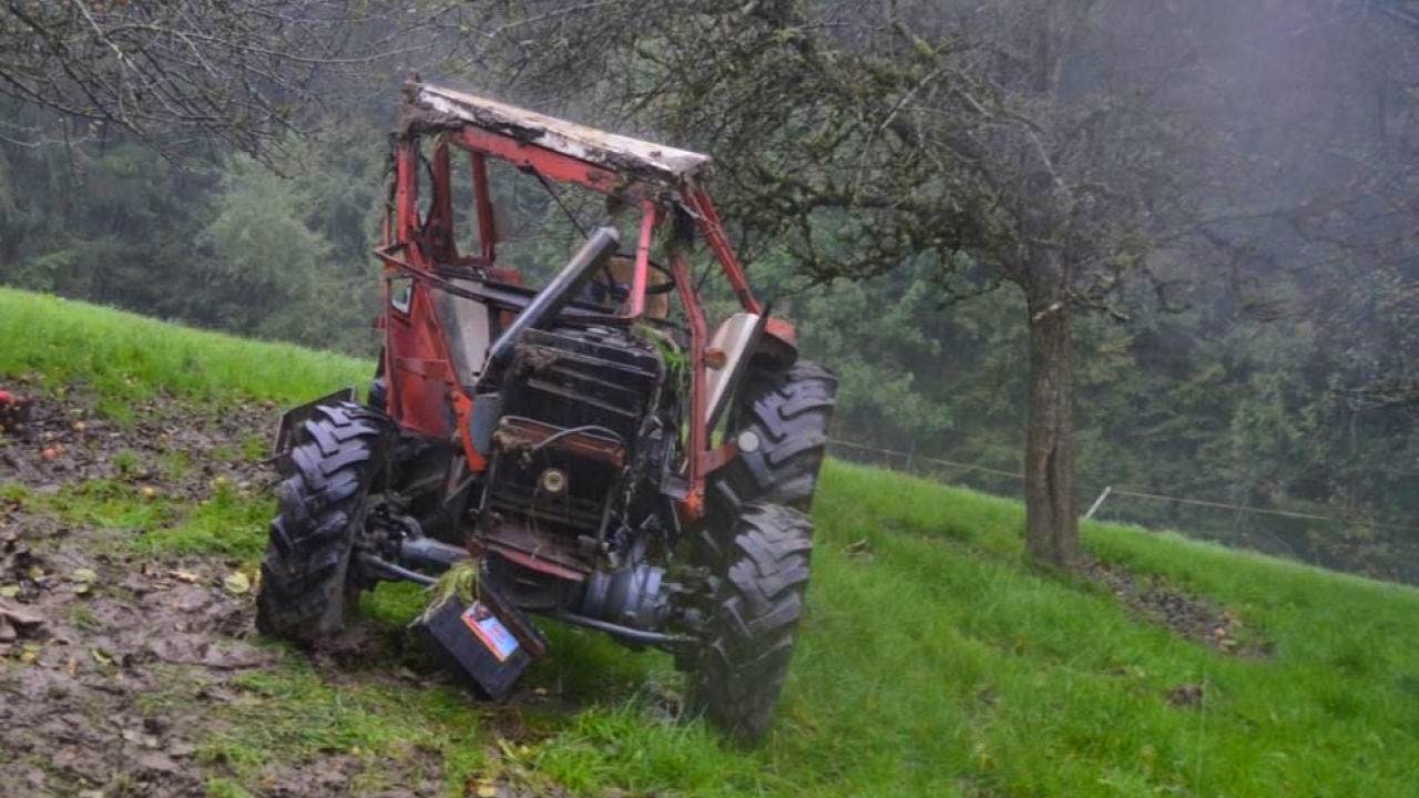 Unfall: 83-jähriger Mann Bei Unfall Mit Traktor Schwer Verletzt | Blue News