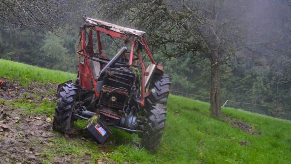 Der total demolierte Traktor wurde von der Feuerwehr geborgen.