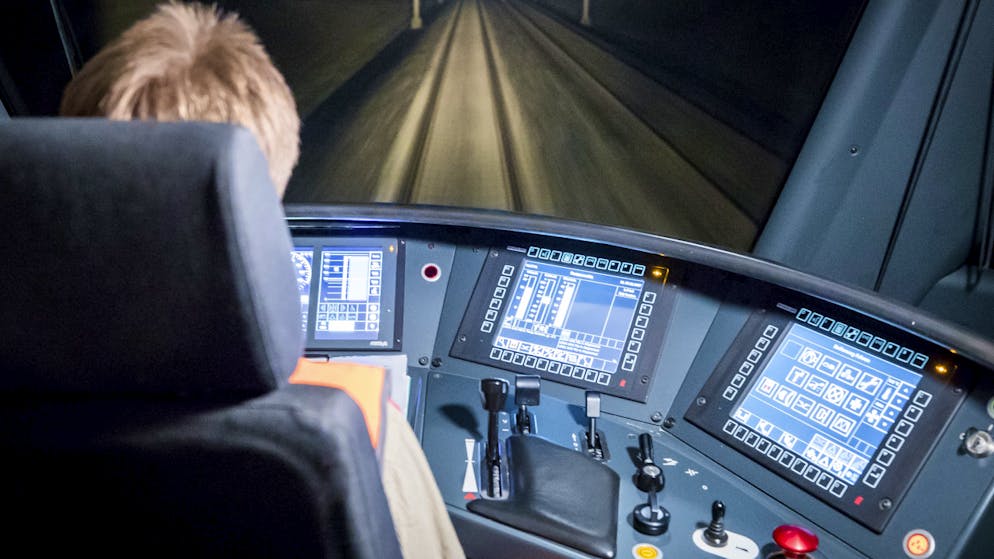 SBB und BLS locken Lokführer mit Sonderprämien in den Führerstand, um dem Personalengpass beizukommen. (Archivbild)