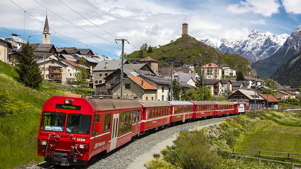 Nach sieben Monaten Totalsperre fährt die Rhätische Bahn wieder im Unterengadin. Im Bild ein Zug in Ardez (Archiv).