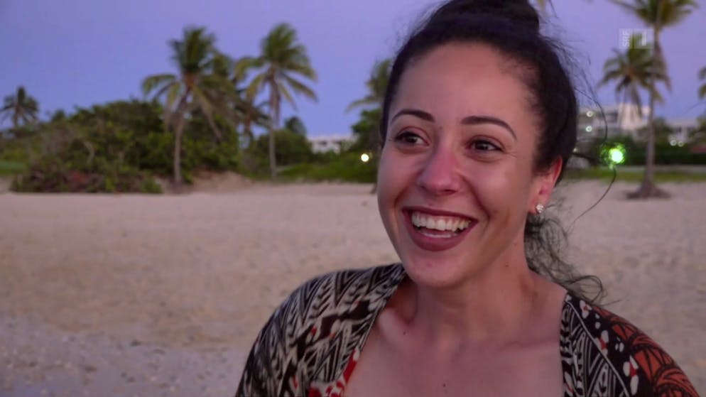 SRF bi de Lüt: Heimweh. Nach ihrer Rückkehr nach Kuba geniesst Lia Rodriguez gleich einmal den Strand.