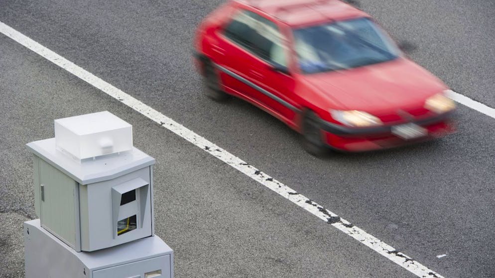 Die Polizei blitzte in Hildisrieden einen Autofahrer, der innerorts mit 115 km/h unterwegs war. (Symbolbild)