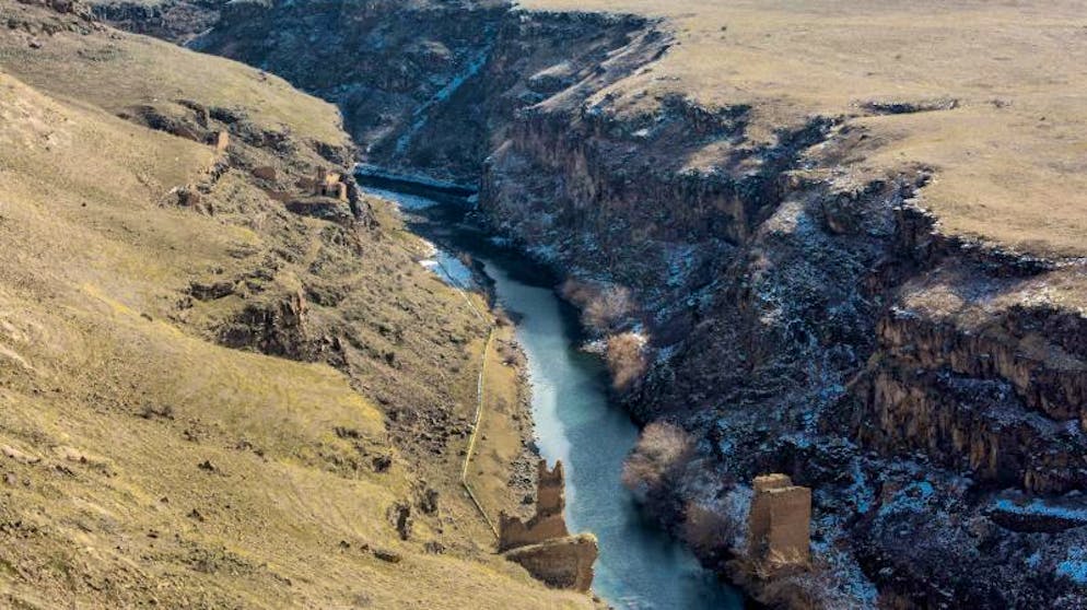 Im Zug von Ankara bis an die armenische Grenze. An der türkisch-armenischen Grenze lag die alte Stadt Ani, die einmal eine blühende Handelsmetropole war.