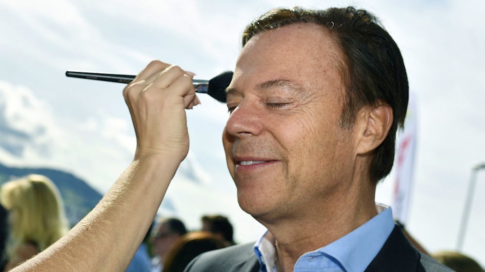 Die spannenden Kämpfe bei den eidgenössischen Wahlen. Zurück in den Nationalrat will auch SVPler Christoph Mörgeli. Der Zürcher startet von Listenplatz 15 aus. Auf dem Bild lässt er sich schminken beim Fototermin der Kantonalpartei im zürcherischen Wetzikon.