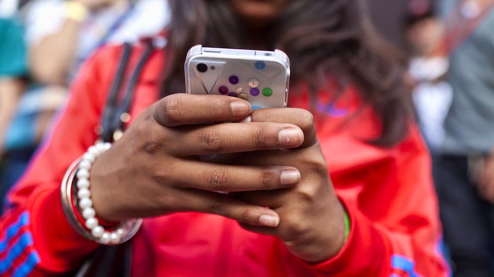 So geht's schneller: Wer mit beiden Daumen tippt, ist im Vorteil. 