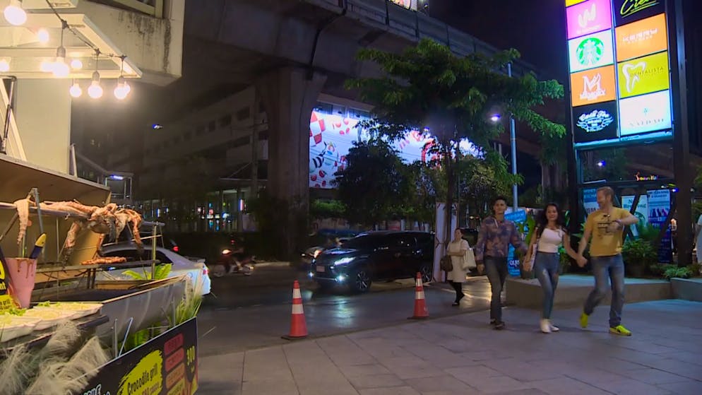 SRF bi de Lüt: Heimweh. Mathias begibt sich zu seinem letzten Abendessen in Bangkok; links am Spiess: ein waschechtes Krokodil.