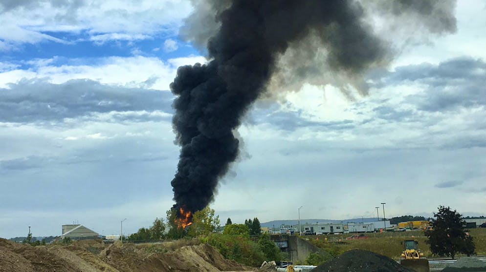 Über der Absturzstelle war eine hohe Rauchwolke zu sehen. 
