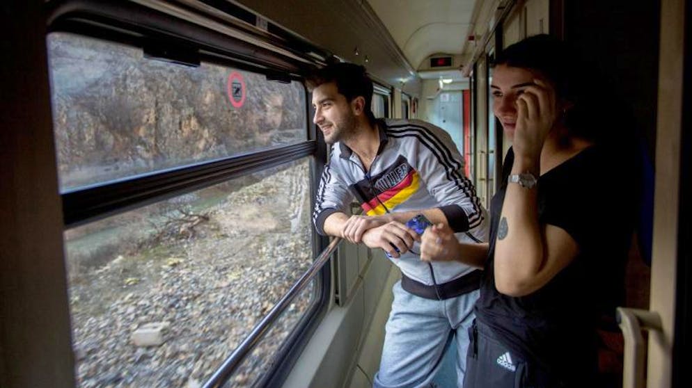 Im Zug von Ankara bis an die armenische Grenze. Tugay Cicek und Sadberk Silan haben sich im Ost-Express zusammen ein Vierer-Abteil gesichert. Foto: