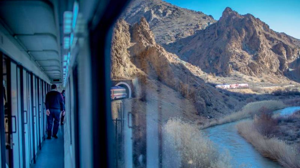 Im Zug von Ankara bis an die armenische Grenze. Der Ost-Express führt auf seinem Weg von Ankara nach Kars durch schöne, teils karge Landschaften.