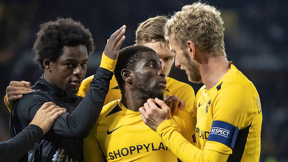 Fassnachts «Glückshormone» vor den Fans. Jordan Lotomba, Torschütze Roger Assalé und Fabian Lustenberger (von links) freuen sich nach dem 1:1. Hinten Michel Aebischer