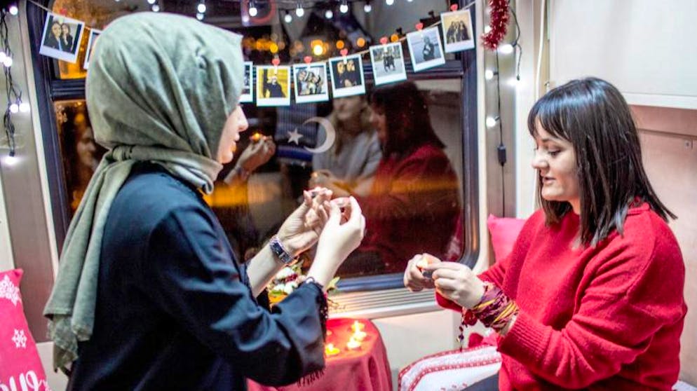 Im Zug von Ankara bis an die armenische Grenze. Die Fahrt im Ost-Express wird von den Fahrgästen zelebriert. Für die lange Fahrt dekorieren viele ihre Abteile liebevoll selbst.