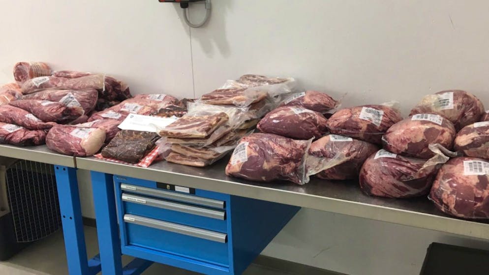 Ein Zürcher Pizzeriabesitzer schmuggelte über 800 Kilogramm Fleisch aus Deutschland in die Schweiz – ungekühlt.
