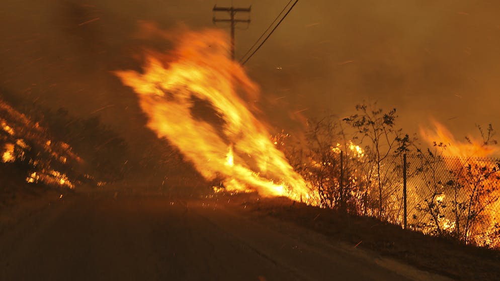 Bevorstehende Extrem-Winde stellen für die Feuerwehrleute in Kalifornien im Kampf gegen die Buschbrände eine Gefahr dar. (Archivbild)
